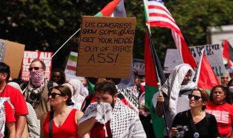 Pengunjuk rasa berkumpul menentang penjualan senjata AS ke Israel di Capitol Hill di Washington, DC, AS, 24 Juli 2024. Isu genosida di Gaza mewarnai Pilpres AS 2024.