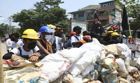  Para pengunjuk rasa bersiap untuk membela diri saat mereka berkumpul di kotapraja Tarkata, Yangon, Myanmar Sabtu, 20 Maret 20201. Protes terhadap pengambilalihan militer bulan lalu berlanjut Sabtu di kota-kota di seluruh Myanmar meskipun ada tindakan keras oleh pasukan keamanan yang telah merenggut lebih dari 200 nyawa.