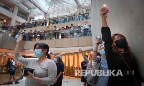 Para pengunjuk rasa melakukan aksi protes di sebuah pusat perbelanjaan di Hong Kong, Selasa (9/6). Setahun sejak dimulainya protes anti-pemerintah Hong Kong, pemimpin kota Cina semi-otonom mengatakan bahwa semua pihak harus belajar dari kesulitan dan masa-masa sulit selama setahun terakhir.  