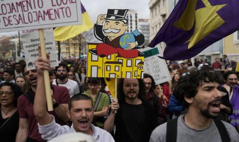 Para pengunjuk rasa membawa spanduk dan meneriakkan slogan-slogan, selama demonstrasi untuk menuntut solusi bagi krisis perumahan Portugal, di Lisbon, Sabtu, 1 April 2023. Banyak orang Portugis, termasuk kelas menengah, disingkirkan dari pasar properti Portugal karena kenaikan harga sewa, melonjaknya harga rumah harga dan kenaikan tingkat hipotek.