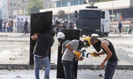  Para pengunjuk rasa mempersiapkan bom molotov saat aksi unjuk rasa di Taksim Square di Istanbul,Turki, Selasa (11/6).     (Reuters/Murad Sezer)