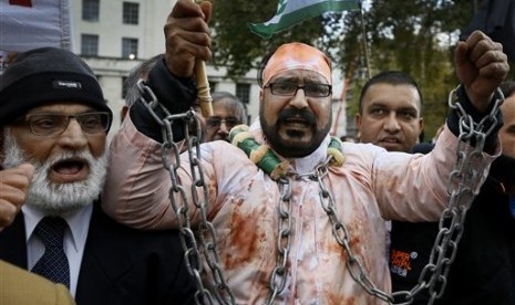 Para pengunjuk rasa menentang kedatangan PM India Narendra Modi di depan kediaman PM Inggris David Cameron di Whitehall, London, Kamis, 12 November 2015. 