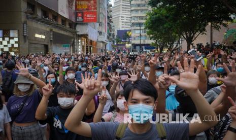  Para pengunjuk rasa menentang undang-undang keamanan nasional yang baru dengan lima jari, menandakan Lima tuntutan - tidak kurang pada peringatan penyerahan Hong Kong ke China dari Inggris di Hong Kong, Rabu, Juli. 1, 2020. Hong Kong menandai peringatan 23 tahun penyerahannya ke Cina pada tahun 1997, dan hanya satu hari setelah Cina memberlakukan undang-undang keamanan nasional yang menindak protes di wilayah tersebut.