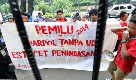    Para pengunjuk rasa mengkritisi parpol peserta Pemilu di depan gedung Komisi Pemilihan Umum (KPU), Jakarta, Kamis (27/3).  (Republika/Aditya Pradana Putra)