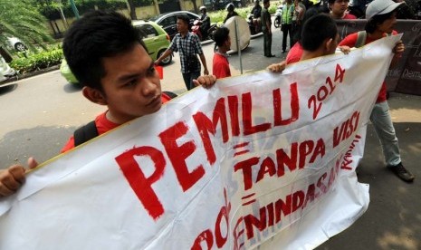    Para pengunjuk rasa mengkritisi parpol peserta Pemilu di depan gedung Komisi Pemilihan Umum (KPU), Jakarta, Kamis (27/3).  (Republika/Aditya Pradana Putra)