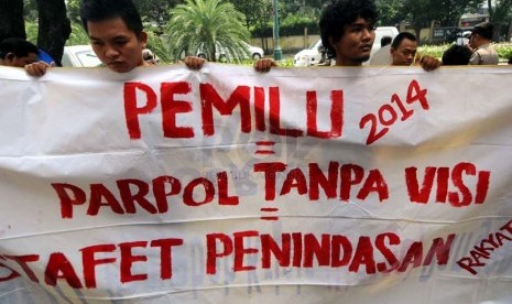    Para pengunjuk rasa mengkritisi parpol peserta Pemilu di depan gedung Komisi Pemilihan Umum (KPU), Jakarta, Kamis (27/3).  (Republika/Aditya Pradana Putra)