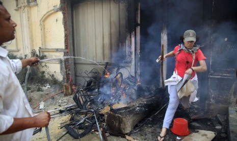 Para pengunjuk rasa menyerang dan menjarah markas Ikhwanul Muslimin di distrik Muqatam di Kairo, Senin (1/7).       (AP/Khalil Hamra)