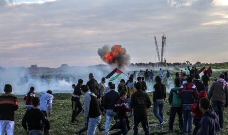 Para pengunjuk rasa Palestina di dekat perbatasan antara Israel dan Jalur Gaza, bagian timur Gaza, Jumat (22/02/2019). 