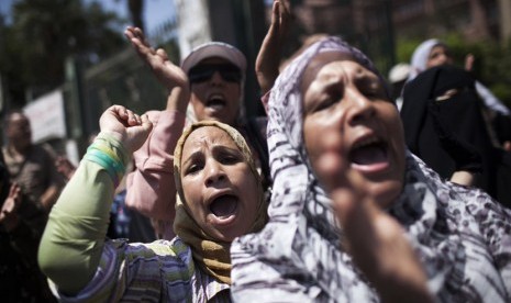  Para pengunjuk rasa pendukung Presiden Muhammad Mursi meneriakkan slogan  melawan militer Mesir dalam aksi unjuk rasa di dekat masjid Al-Nour di Kairo, Jumat (23/8).   (AP/Manu Brabo)