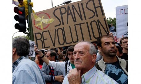  Para pengunjuk rasa penentang program penghematan pemerintah melakukan aksi protes di luar gedung parlemen Spanyol di Madrid, Selasa (25/9).     (Paul Hanna/Reuters)