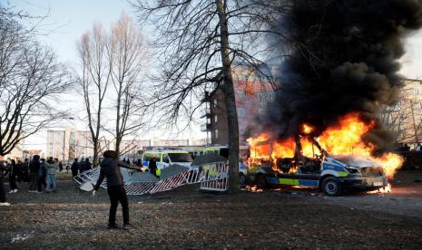 Para pengunjuk rasa tandingan membakar mobil polisi menjelang demonstrasi yang direncanakan oleh politikus anti-Muslim Denmark Rasmus Paludan dari partai Stram Kurs. Demonstrasi itu akan mencakup pembakaran kitab suci umat Islam, Alquran di taman Sveaparken di Orebro, Swedia, 15 April 2022. Demonstrasi Ekstremis Sayap Kanan Berujung Kekerasan di Swedia