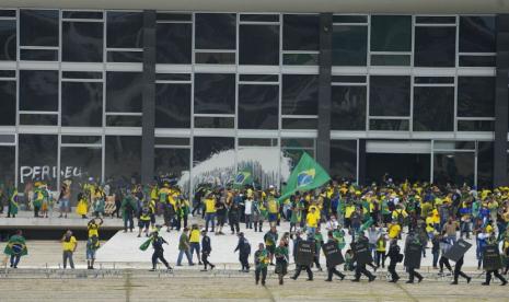 Para pengunjuk rasa yang pendukung mantan Presiden Brasil Jair Bolsonaro, menyerbu gedung Mahkamah Agung di Brasilia, Brasil, Ahad, 8 Januari 2023. Para pengunjuk rasa yang menolak menerima kekalahan Bolsonaro menyerbu gedung Kongres, Mahkamah Agung, dan istana presiden seminggu setelah pelantikan presiden terpilih, Luiz Inacio Lula da Silva. (Foto AP/Eraldo Peres)