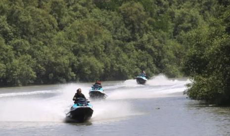 Para pengunjung bermain wisata olahraga air di pesisir Romokalisari Adventure Park, Surabaya. Walkot Eri Cahyadi merekomendasikan destinasi wisata Surabaya untuk libur akhir tahun