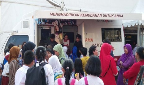 Para pengunjung Jakbook & Edu Fair 2015 menyerbu mobile branch Bank DKI