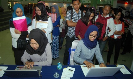 Para pengunjung memadati Job Fair UII yang digelar di Auditorium Kahar Mudzakkir, Sabtu (26/8).