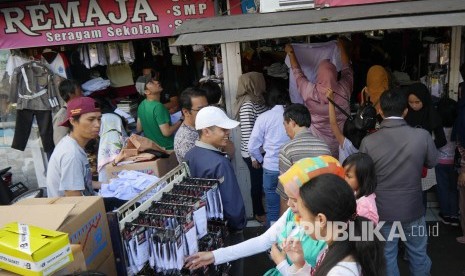 Para pengunjung memadati kios seragam dan berbagai keperluan sekolah di Pasar Kosambi, Kota Bandung, Ahad (16/7).