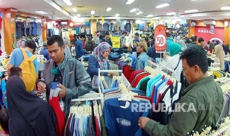 Para pengunjung memilih pakaian di salah satu pusat perbelanjaan, di kawasan Alun-alun Kota Bandung, Rabu (21/6).