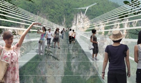 Para pengunjung mencoba jembatan kaca Cina