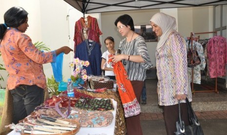 Para pengunjung mengagumi disain, warna, bahan, motif kerajinan dan hasil/kreasi batik Indonesia, bahkan beberapa pengunjung memaksa membeli koleksi yang dimiliki oleh Ibu-Ibu dan masyarakat Indonesia.