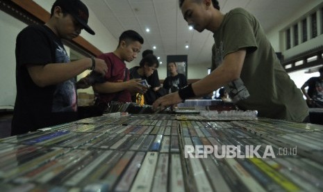 Para pengunjung mengamati aneka kaset pita pada saat Festival Kaset Bandung di Gedung Yayasan Pusat Kebudayaan, Jl Naripan, Kota Bandung, Ahad (2/10). 