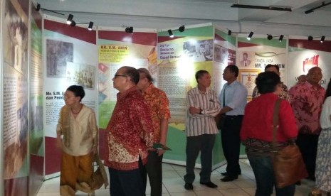 Para pengunjung mengamati berbagai poster mengenai MR SM Amin pada Pameran Kiprah Perjuangan MR SM Amin dan Pemuda Sumatera di Museum Sumpah Pemuda Jakarta. Pameran dibuka tanggal 28 Oktober 2015 dan akan berlangsung hingga 11 November 2015.