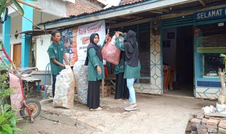 Para pengurus Bank Sampah Kedung Asri (BSKA) Desa Kedungrejoso nampak bersemangat memulai kegiatan bank sampah di hari Sabtu (30/10). Aura seragam baru yang mereka kenakan semakin menambah semangat dan keceriaan pejuang lingkungan binaan Rumah Zakat di desa berdaya Kedungrejoso, Kabupaten Probolinggo.