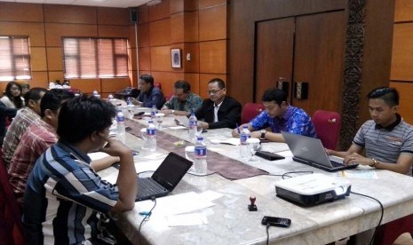 Para pengurus dan peneliti Indonesia Bermutu mengadakan rapat koordinasi persiapan rangkaian seminar pendidikan di Bandung, Ahad (11/10).