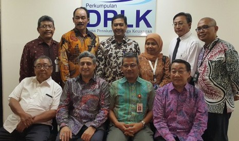 Para pengurus Perkumpulan Dana Pensiun Lembaga Keuangan berfoto bersama usai peresmian kantor P-DPLK di Jakarta, Kamis (18/8/2016).