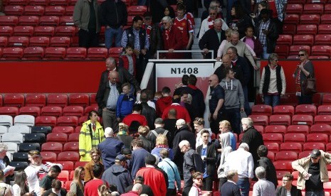  Para penonton Manchester United vs AFC Bournemouth sedang dievakukasi keluar stadion Old Trafford