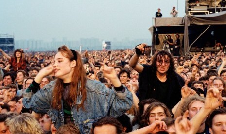 Para penonton memenuhi konser Monster of Rock 1991 di Moscow, Uni Soviet.