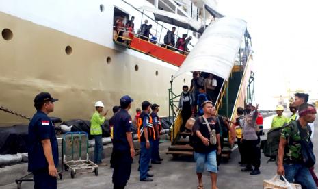 Para penumpang dari Pontianak turun dari Kapal Motor (KM) Lawit di Terminal Penumpang Pelabuhan Tanjung Emas Semarang.