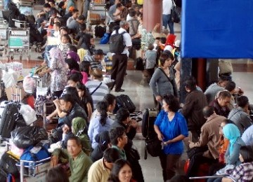 Para penumpang di bandara Soekarno-Hatta, Tangerang, Banten.