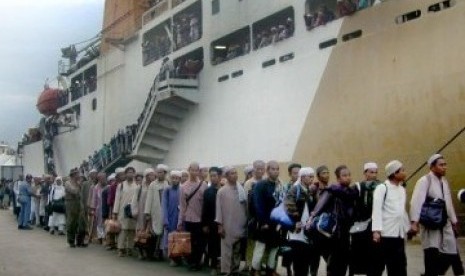 Para penumpang kapal yang turun dari kapal yang merapat di Pelabuhan Tanjung Perak, Surabaya, Jawa Timur.