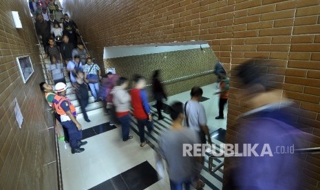  Para penumpang melewati underpass Stasiun Tebet, Jakarta Selatan, Selasa (25/7).