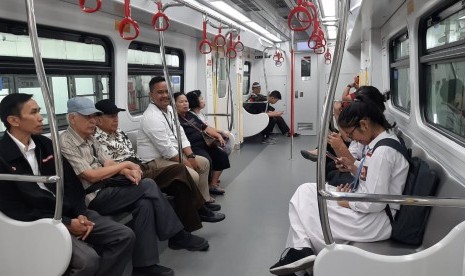 Para penumpang menaiki LRT Jakarta yang sudah menerapkan tarif resmi sejak Ahad (1/12) lalu.