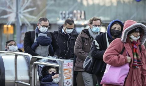 Para penumpang yang mengenakan masker untuk melindungi diri dari COVID-19 menaiki eskalator di kawasan bisnis La Defense di Paris, Rabu, 8 Desember 2021. Pemerintah Kota Paris menerapkan lagi kewajiban masker bagi seluruh warganya karena lonjakan kasus akibat varian Omicron. Ilustrasi.