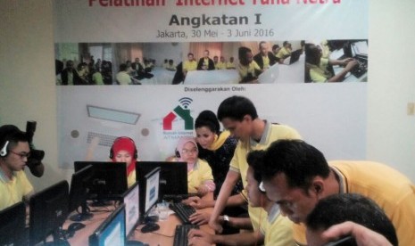 Para penyandang tunanetra mengikuti pelatihan internet