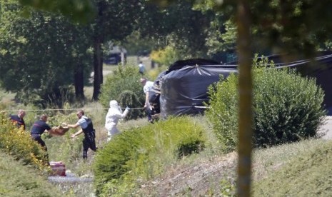 Para penyidik polisi Prancis sedang menyelidiki tempat ditemukannya penggalan kepala di Saint-Quentin-Fallavier