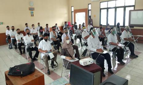 Para penyuluh di lokasi Strategic Irrigation Modernization and Urgent Rehabilitation Project (SIMURP), mendapat pembekalan dalam Training Of Trainer (ToT) yang dilaksanakan BPPSDMP Kementerian Pertanian, Kamis (23/7).