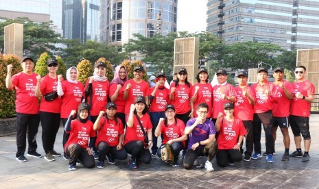 Para peraih medali olimpiade yang pernah mengharumkan nama bangsa mengajak masyarakat untuk terus berolahraga saat funwalk di CFD, Jl Sudirman, Jakarta, Ahad (30/6).