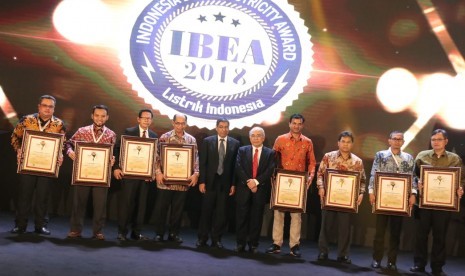 Para peraih penghargaan dalam ajang Indonesia Best Electricity Award (IBEA) 2018. 