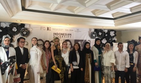 Para perancang memamerkan busana yang akan dibawa ke New York Fashion Week September 2017. Termasuk perancang busana Muslim Vivi Zubedi (kelima dari kanan).