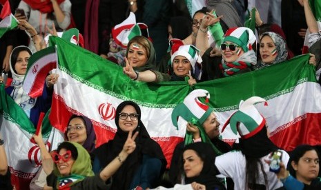 Ilustrasi. Para perempuan Iran hadir di Stadion Azadi, Teheran, untuk menyaksikan pertandingan tim nasional Iran vs Kamboja, Kamis (10/10). Sudah Beli Tiket, Ratusan Wanita Iran Dilarang Masuk Stadion Sepak Bola