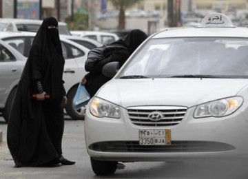 Para perempuan Saudi harus mempekerjakan supir pribadi atau bergantung pada kerabat laki-laki untuk mengendarai mobil.