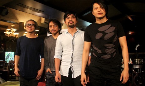 Para personel grup band GIGI (dari kanan) Armand Maulana, Gusti Hendy, Dewa Budjana dan Thomas Ramdhan berpose seusai konferensi pers 