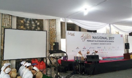 Para personel Majelis Ashalatu 'ala Nabi mulai melantunkan shalawat, pada acara Dzikir Nasional 2017 di masjid At-Tin, Jakarta Timur, Ahad (31/12).