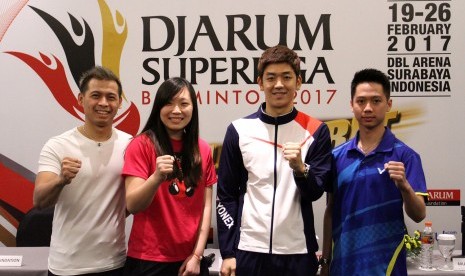 Para perwakilan atlet peserta turnamen Djarum Superliga Badminton 2017 saat jumpa pers di Hotel Ciputra World Surabaya, Sabtu (18/2). Dari kiri: Riky Widianto, Zhang Beiwen (AS), Lee Yong Dae (Korea Selatan) dan Kevin Sanjaya Sukamuljo