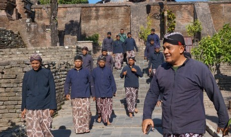 Para perwira Kodim 0734/Yogyakarta saat berkunjung ke makam raja-raja Mataram, Kotagede, Yogyakarta, Sabtu (7/9).