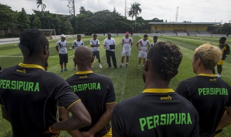 Para pesepakbola Persipura Jayapura melakukan latihan di Lapangan Pertamina, Simprug, Jakarta, Sabtu (22/3). Pemusatan latihan di Lapangan Pertamina Simprug tersebut dalam rangka menghadapi laga tandang melawan New Radiant di Maladewa dalam lanjutan Grup E