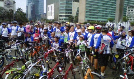 Para peserta acara HUT ke-5 AXIC Gowes siap melaju ke Monas.